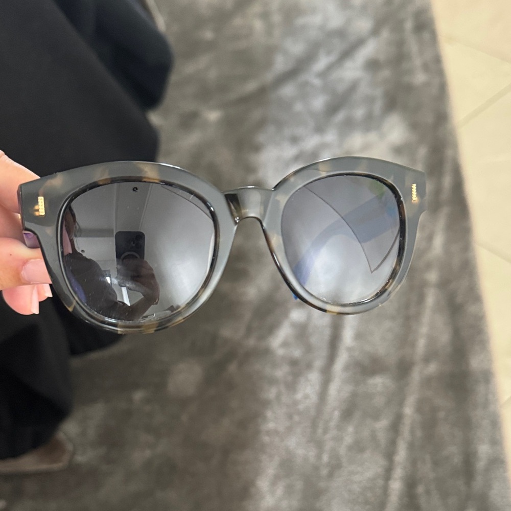 FENDI Stylish Tortoiseshell Sunglasses